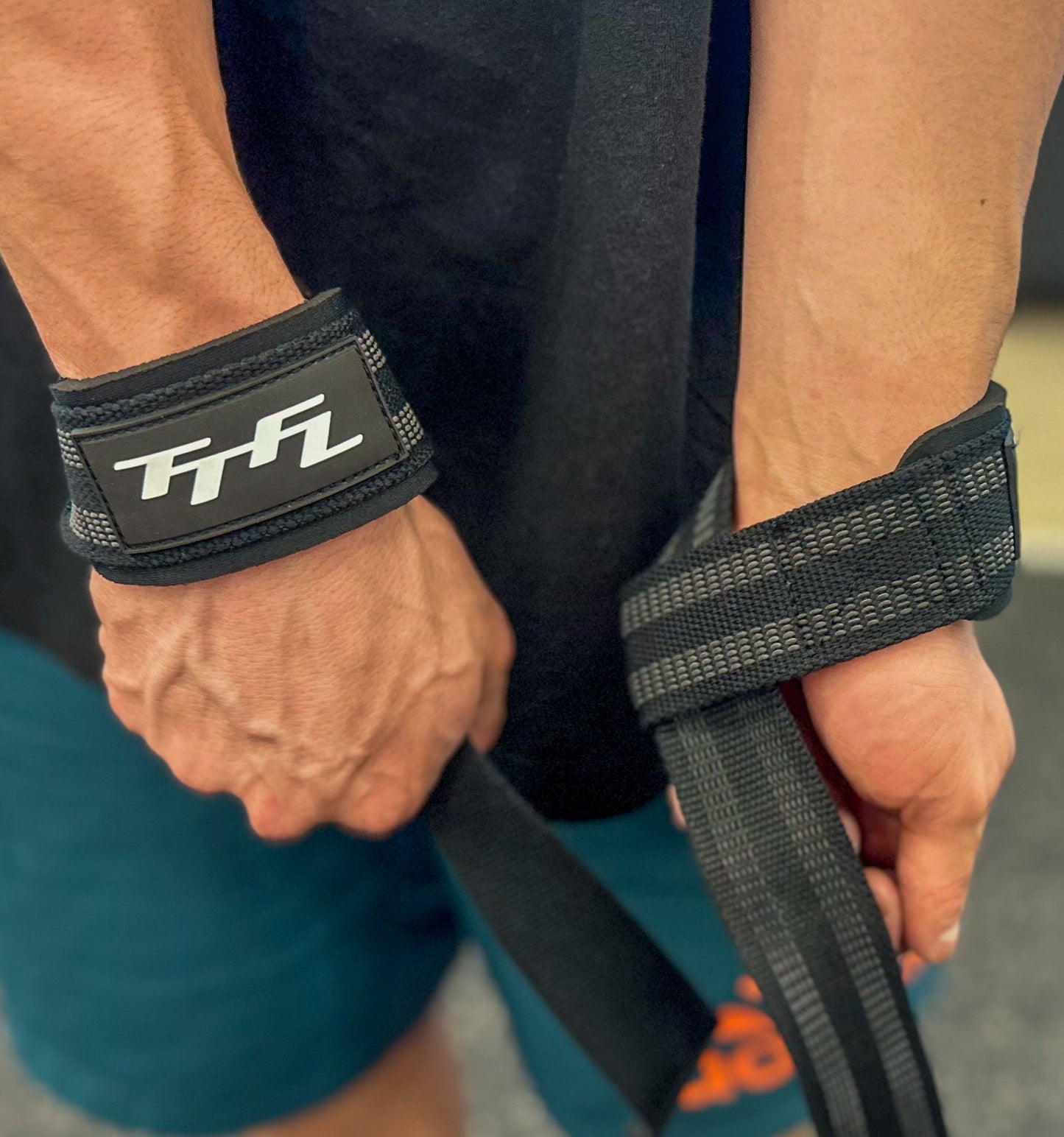 PACK MUÑEQUERAS + BANDA DE RESISTENCIA ROJA + STRAPS NEGROS